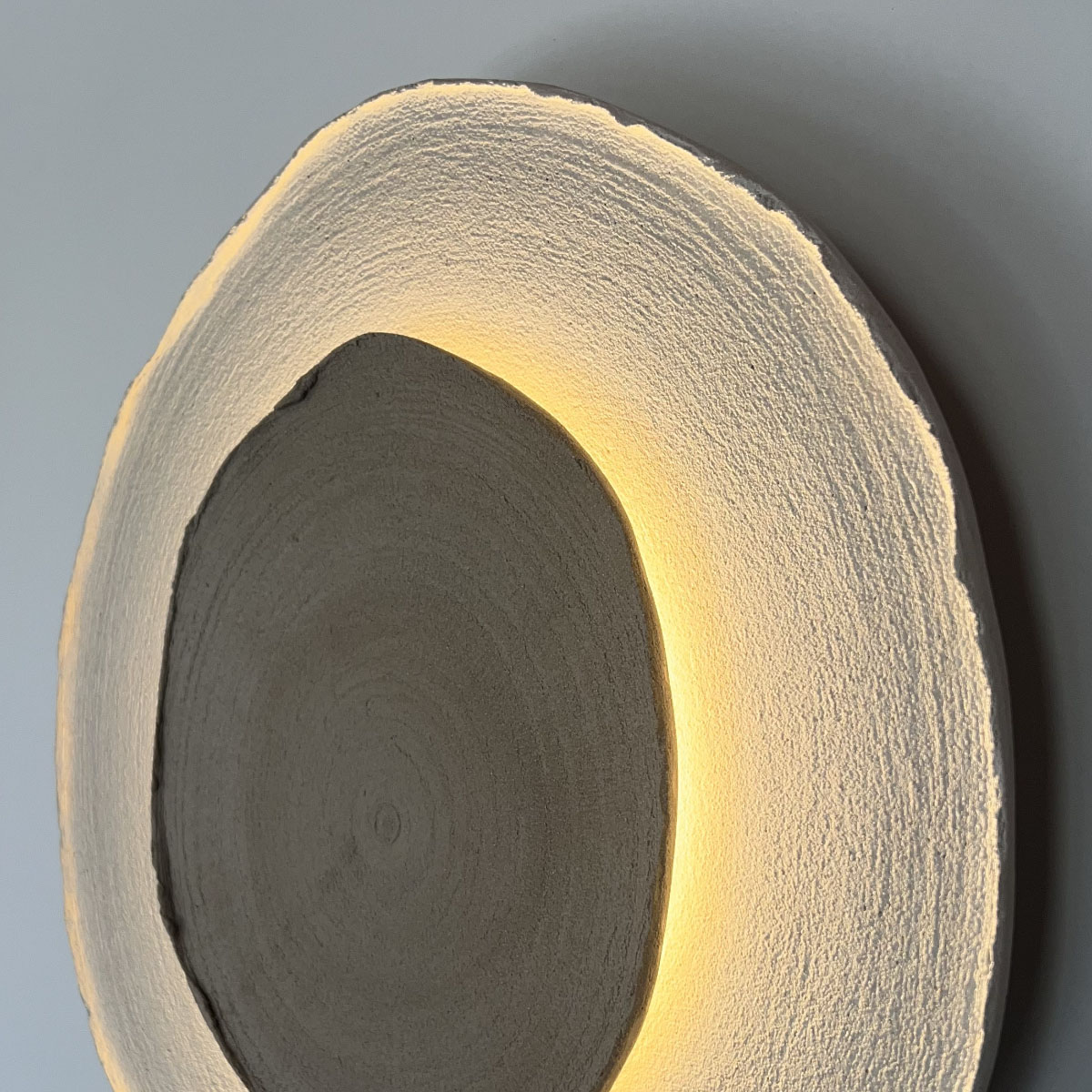 Applique Mika contemporanea in cemento naturale