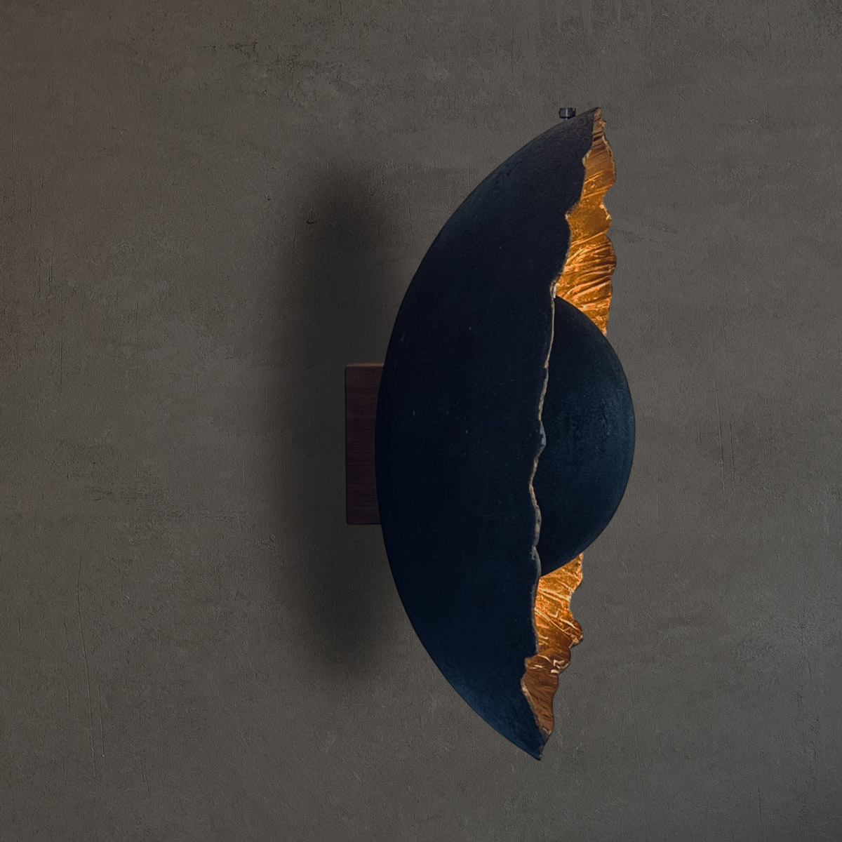 Dettaglio trama minerale del cemento applique Waki