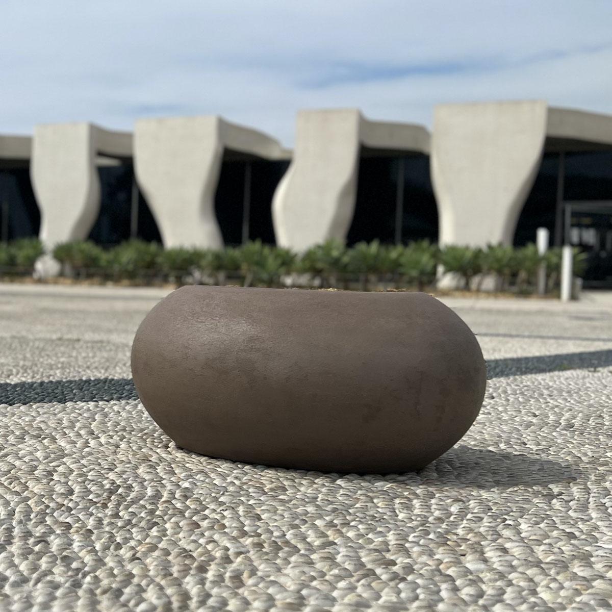 Seduta da giardino K2 in cemento dal design organico
