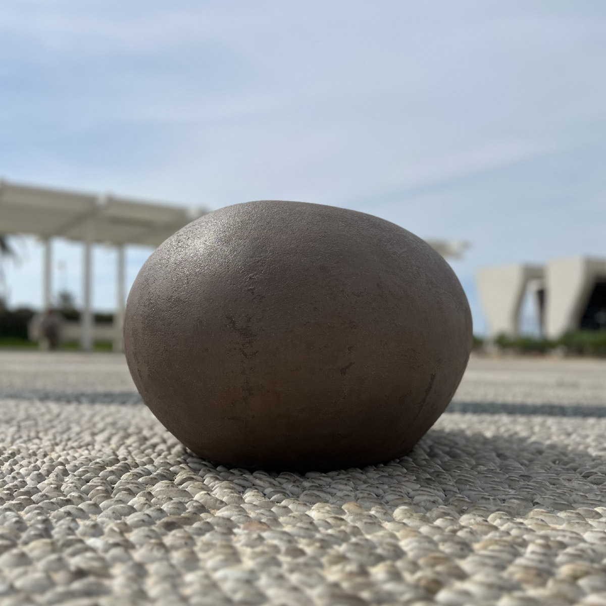 Pietra da giardino gigante in cemento utilizzata come pouf