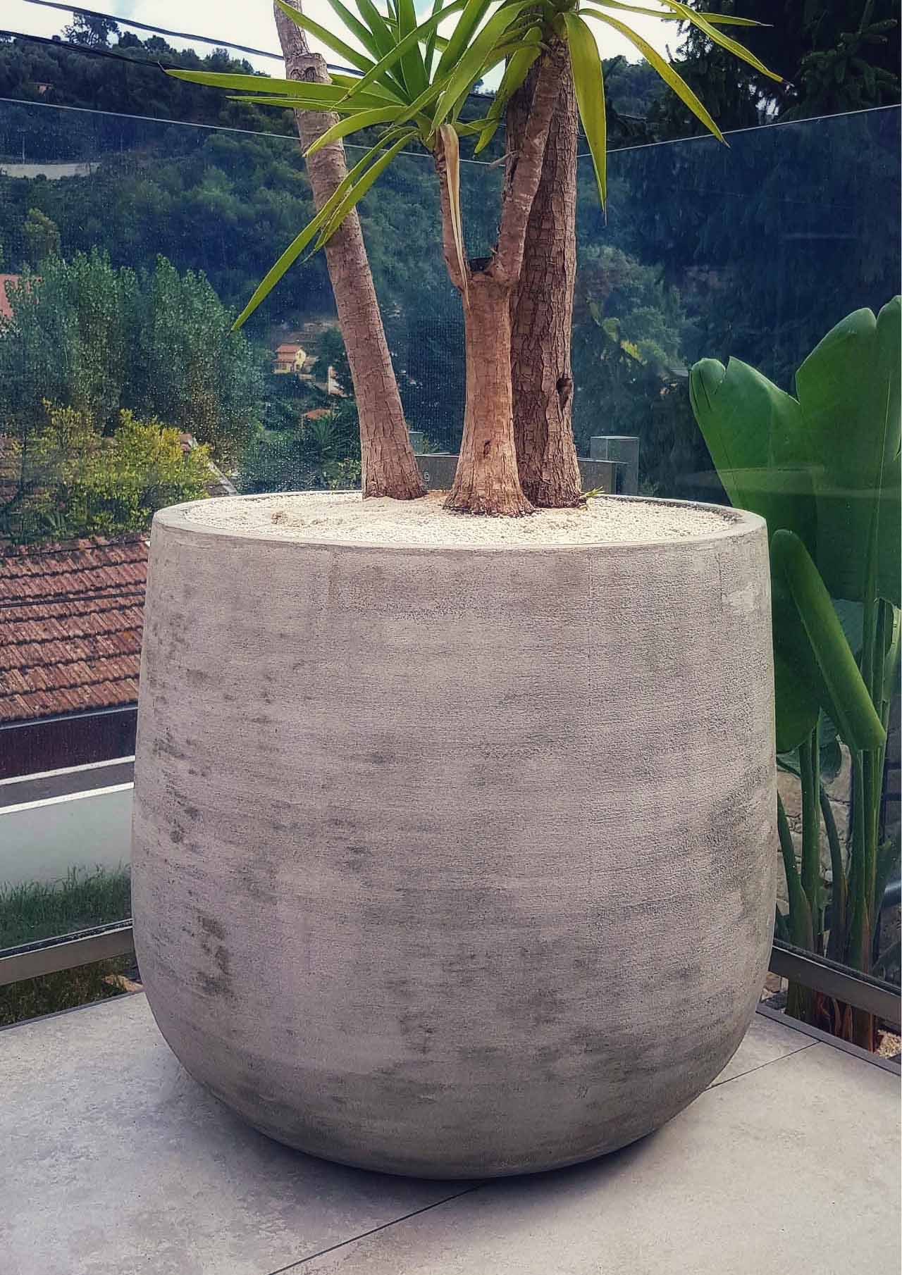 Fioriera a colonna moderna in cemento grigio per ingressi di ville