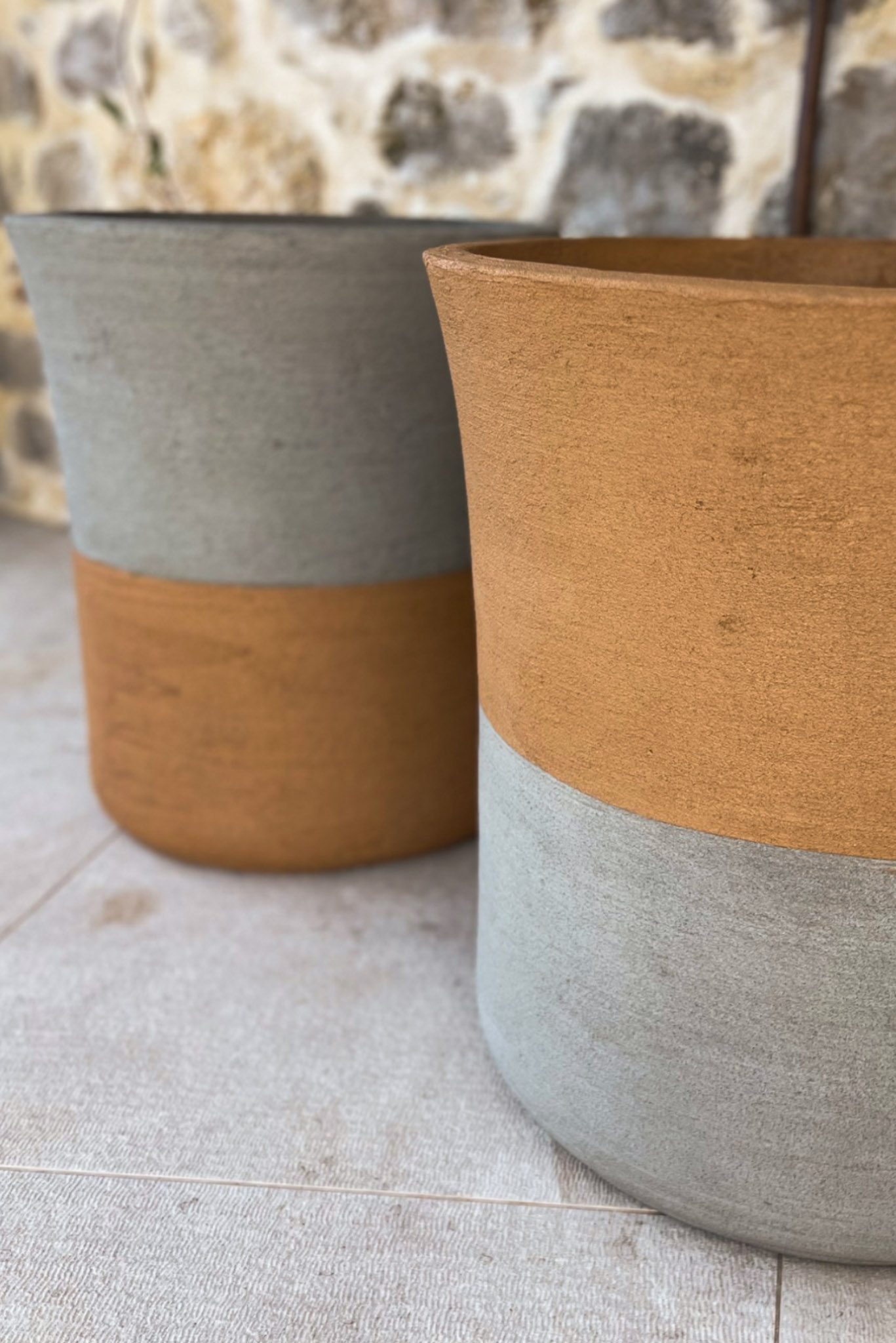 Vaso a calice grande modello Tasso in cemento per piante monumentali